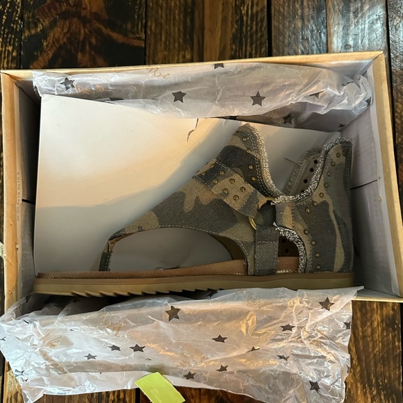 Brand new in the box Very G Journey Camo sandals. Size 9 - Picture 1 of 3